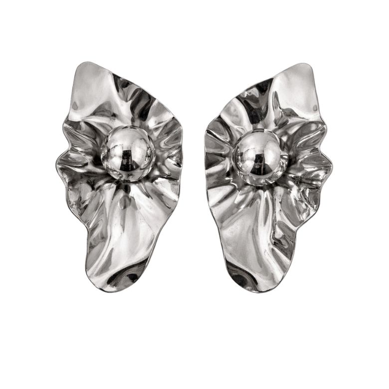 Close-up of Orecchini a Fiore con Sfera Centrale In Acciaio Argentato: modern silver flower earrings with central sphere.