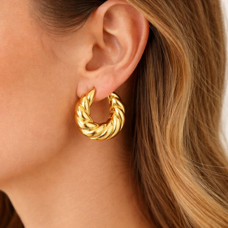 Close-up of the Orecchini Intrecciati in Acciaio Dorato, showcasing its gold finish, braided design, and secure butterfly closure.