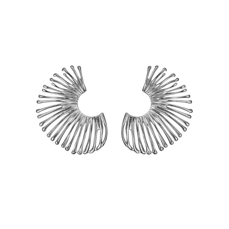 Close-up of Orecchini Raggio Lunare in Argento. Sculptural, fan-shaped, silver-tone earrings with a radiant, modern design.