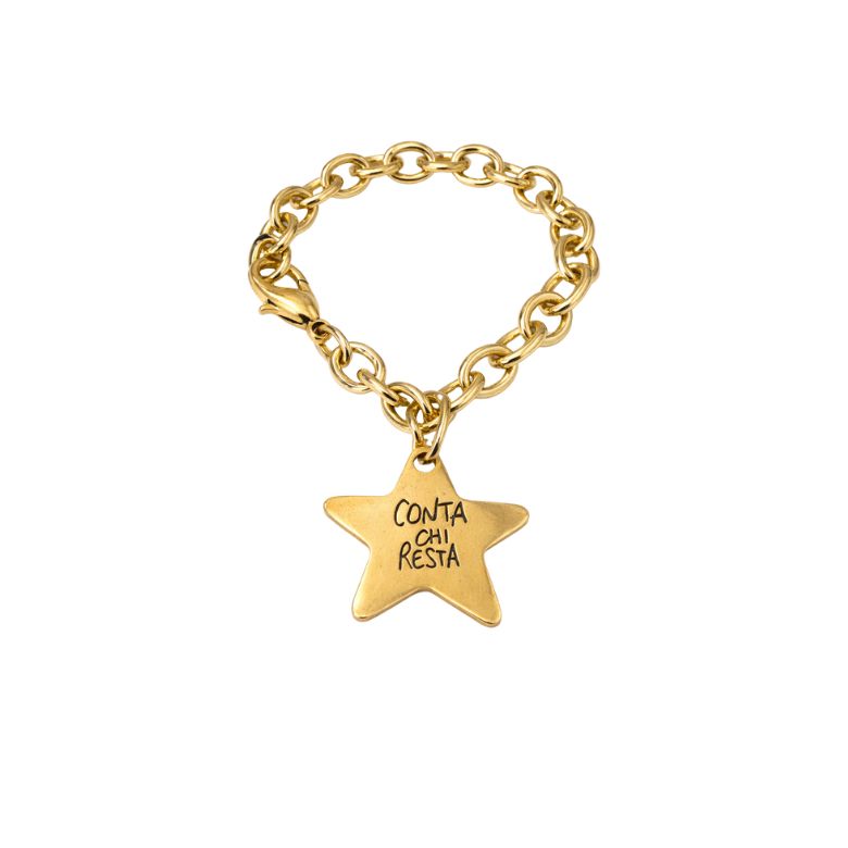 Bracciale Donna Stella in Acciaio Dorato: Gold stainless steel chain bracelet with a star charm, close up.