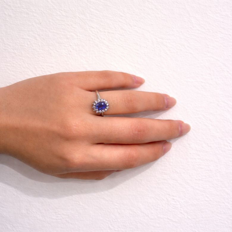 Anello regolabile in acciaio argentato con pietra incastonata e Strass - Quattro colorazioni - immagine 3