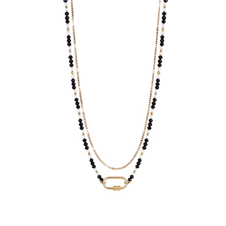 Elegante collana a doppio filo con perline bianche e nere e chiusura frontale dorata, design raffinato.