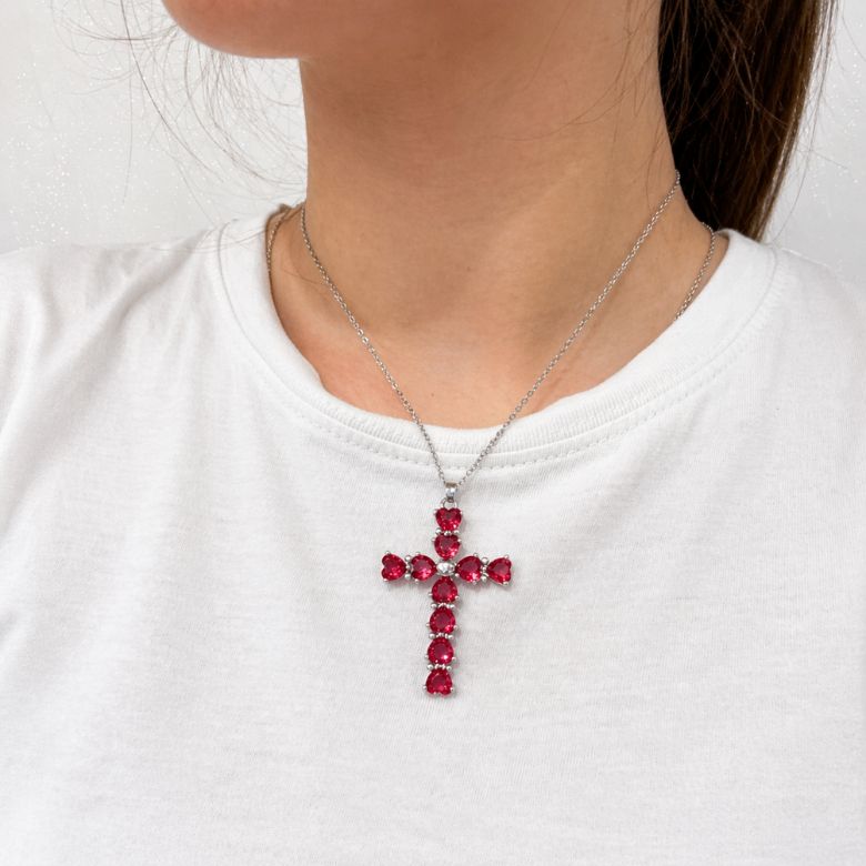 Collana argento con croce di cuori rossi indossata. Gioiello elegante e raffinato.