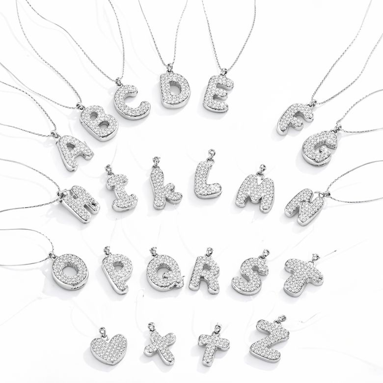 Collana con pendente lettera in acciaio argentato con strass, alfabeto completo.