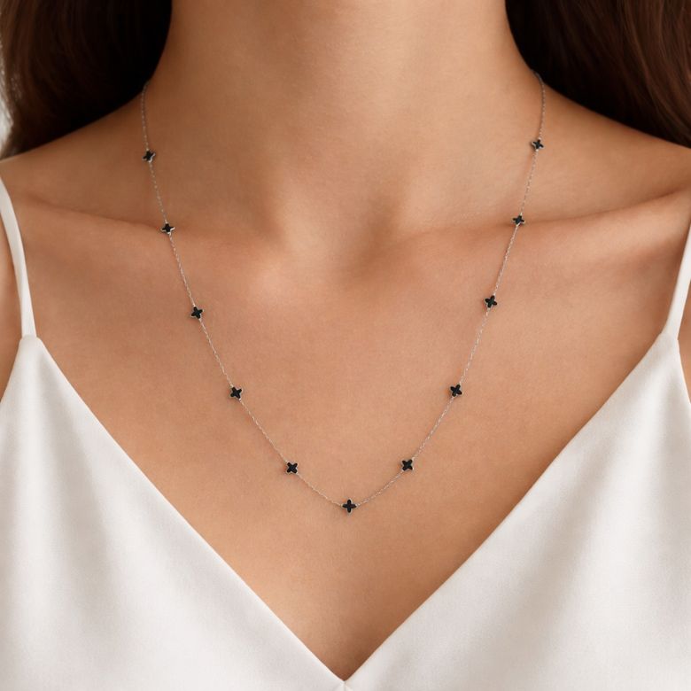 Collana in acciaio argentato con elementi neri a quadrifoglio - immagine 2
