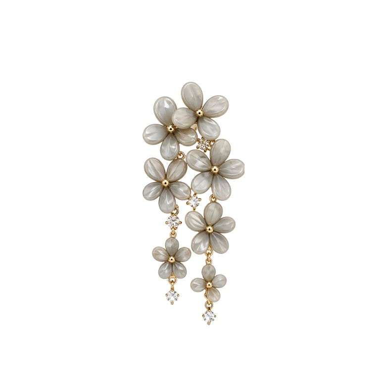 Eleganti orecchini a cascata con fiori e punto luce in acciaio dorato.
