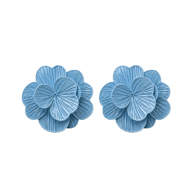 Eleganti orecchini azzurri a fiore grande con design inciso e texture. Accessorio moda per look unici.