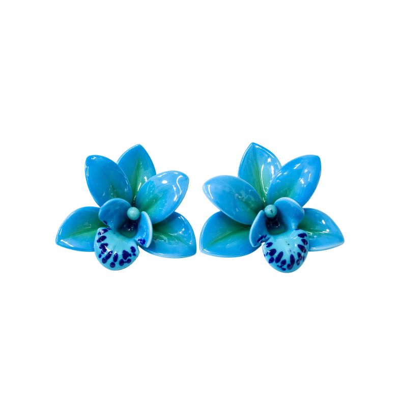 Eleganti orecchini azzurri a forma di orchidea con effetto smaltato. Design raffinato e colore vivace.