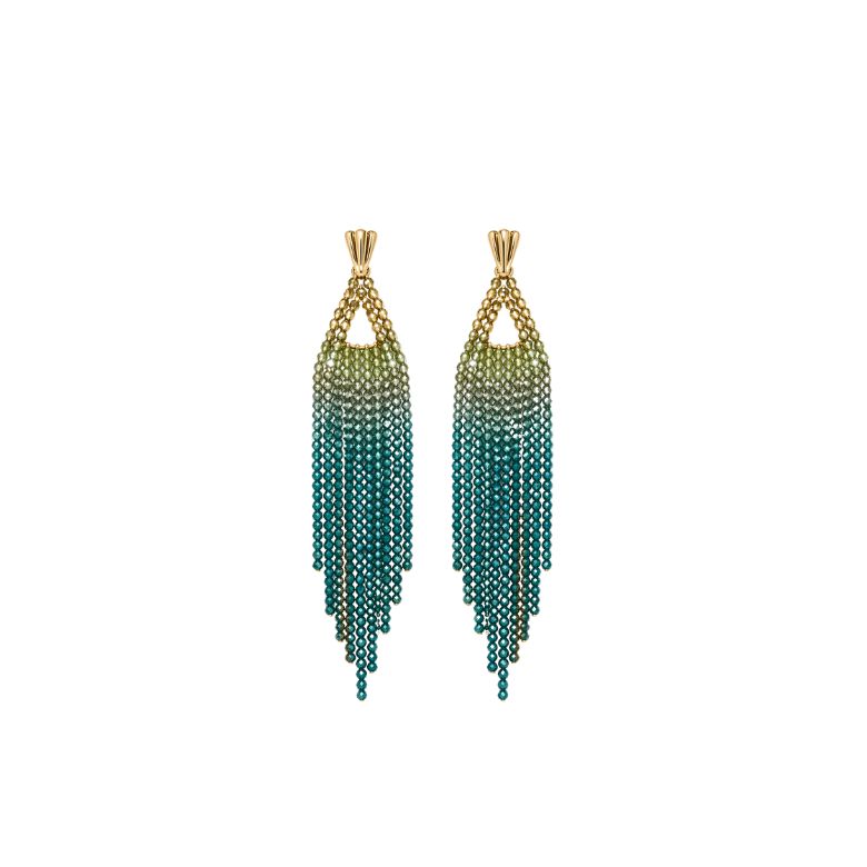 Eleganti orecchini azzurri in acciaio dorato con perline degradé e design a triangolo con frange.