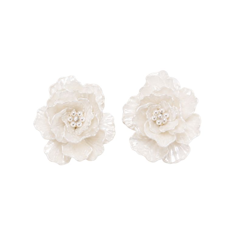 Orecchini bianchi a fiore con perle centrali design elegante