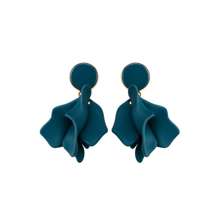 Orecchini blu in acciaio dorato con petali fluidi. Design moderno.