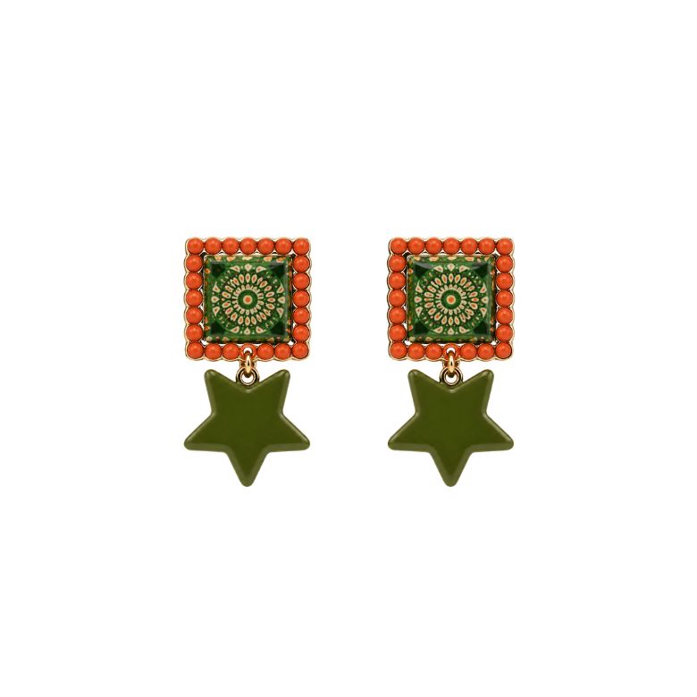 Orecchini verde militare con stella. Acciaio dorato e decoro geometrico.