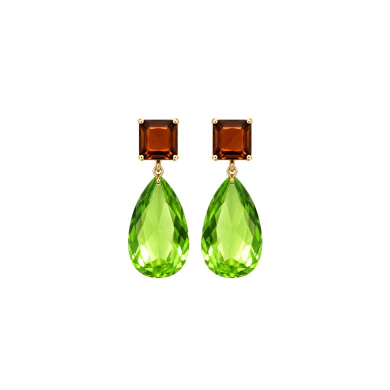 Eleganti orecchini verde smeraldo con cristallo a goccia e acciaio dorato. Gioielli lussuosi.