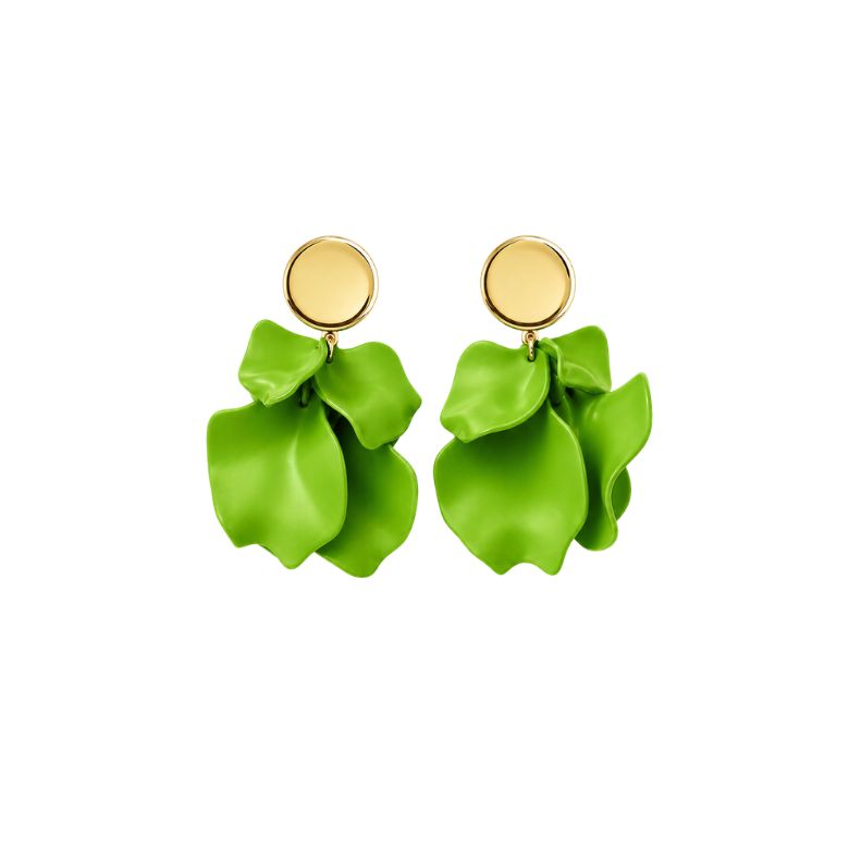 Orecchini verdi in acciaio dorato con design floreale a petali voluminosi.