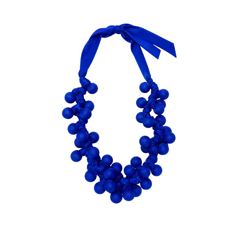 Collana blu in raso con sfere decorative. Design statement con chiusura a fiocco elegante e originale.