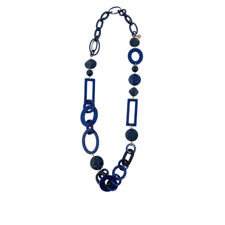 Collana blu con elementi geometrici. Design moderno e multiforme.
