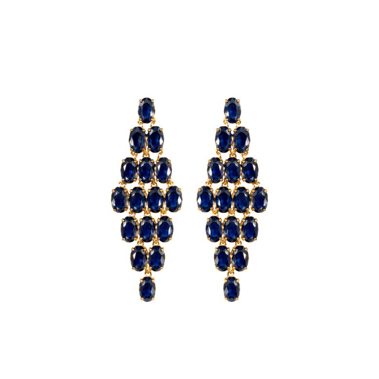 Eleganti orecchini blu chandelier con pietre ovali e acciaio dorato, perfetti per un look sofisticato.