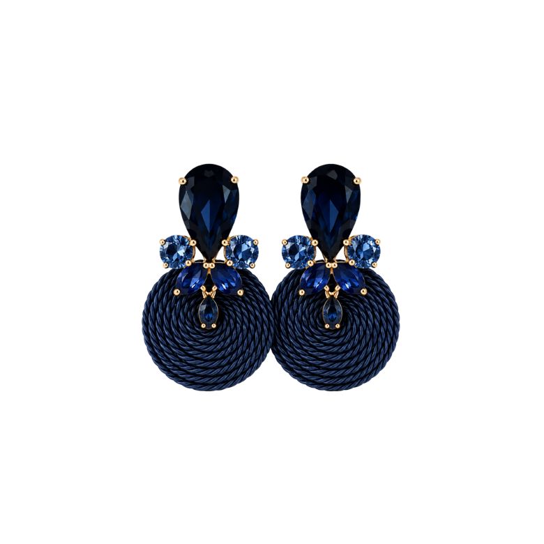 Eleganti orecchini blu con disco intrecciato e pietra a goccia in acciaio dorato.