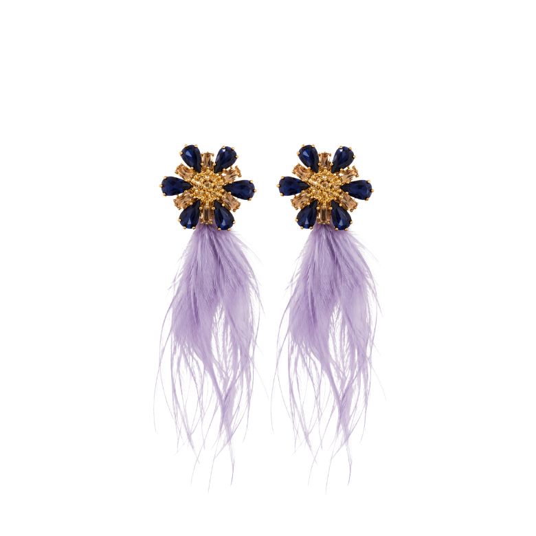 Eleganti orecchini blu con piume lilla e fiore acciaio dorato. Gioielli di tendenza, design unico.