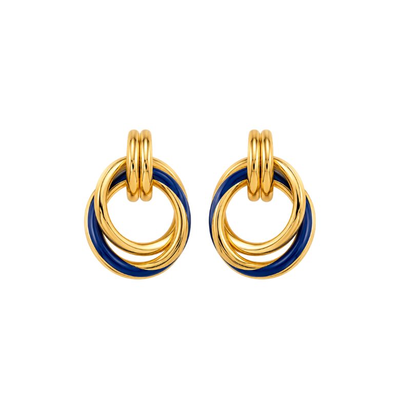 Orecchini blu e oro con cerchi intrecciati in acciaio dorato, design elegante e moderno.