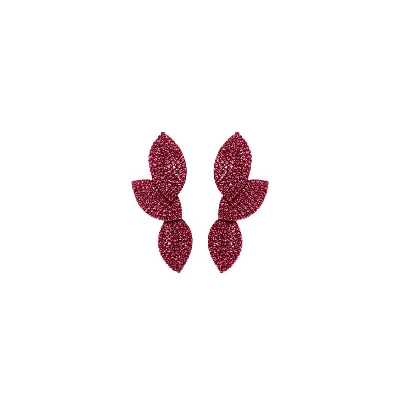 Eleganti orecchini fucsia a foglia con effetto brillante. Design raffinato.