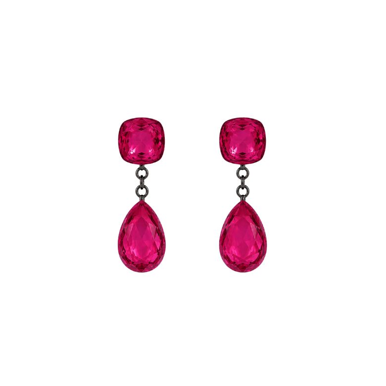 Orecchini fucsia con pietra brillante e pendente a goccia, gioielli eleganti e luminosi.