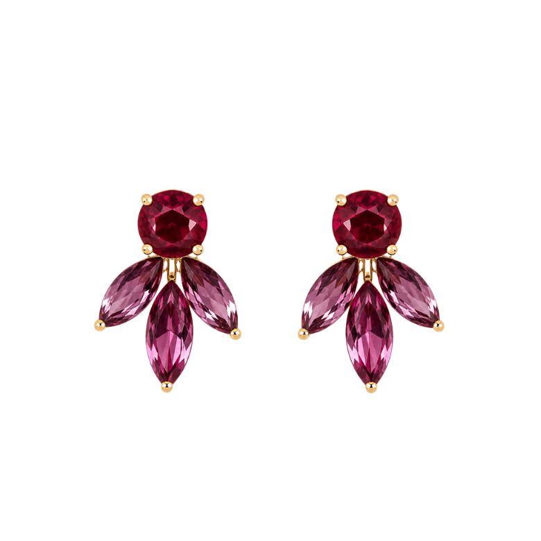 Eleganti orecchini fucsia con pietre sfaccettate a forma di fiore. Design raffinato e luminoso.