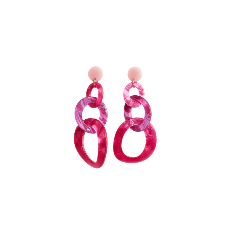 Orecchini fucsia in resina con cerchi intrecciati effetto marmorizzato.