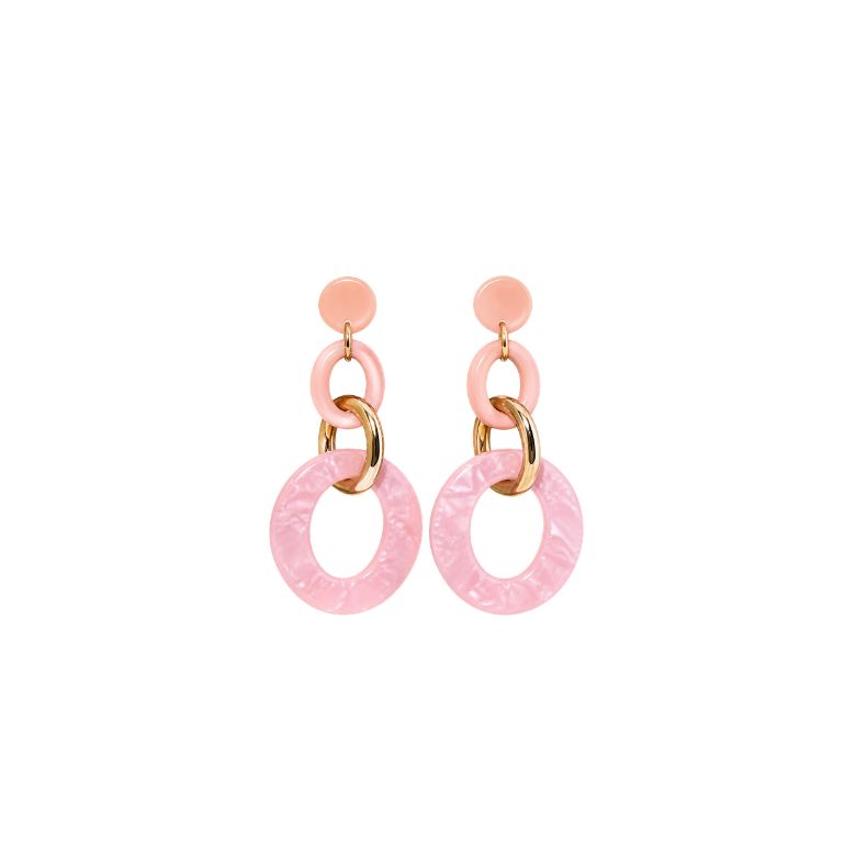 Eleganti orecchini rosa con cerchi intrecciati effetto marmorizzato. Accessorio moda.