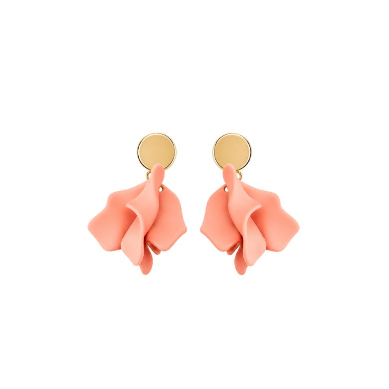 Orecchini rosa con petali ondulati e bottone dorato. Eleganti e femminili, perfetti per ogni occasione.