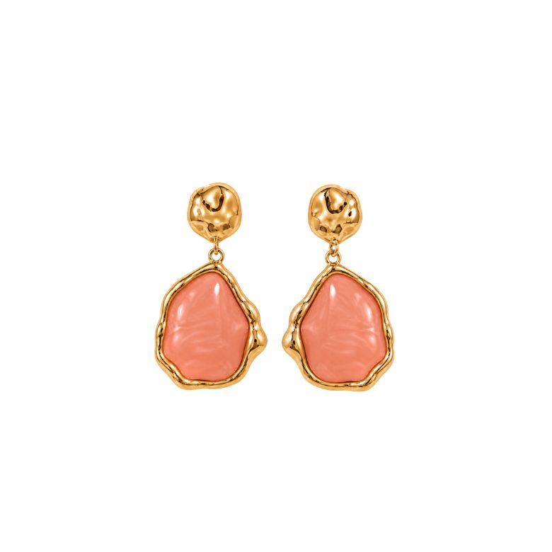 Eleganti orecchini rosa con pietra irregolare e cornice dorata. Accessori moda.
