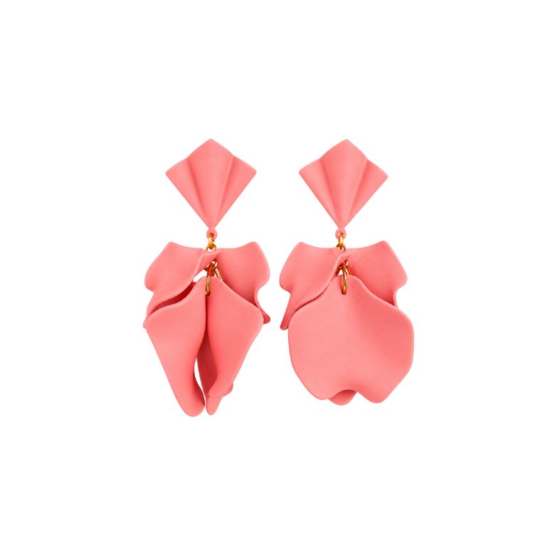 Eleganti orecchini rosa in acciaio dorato con petali effetto fiore per un look raffinato.