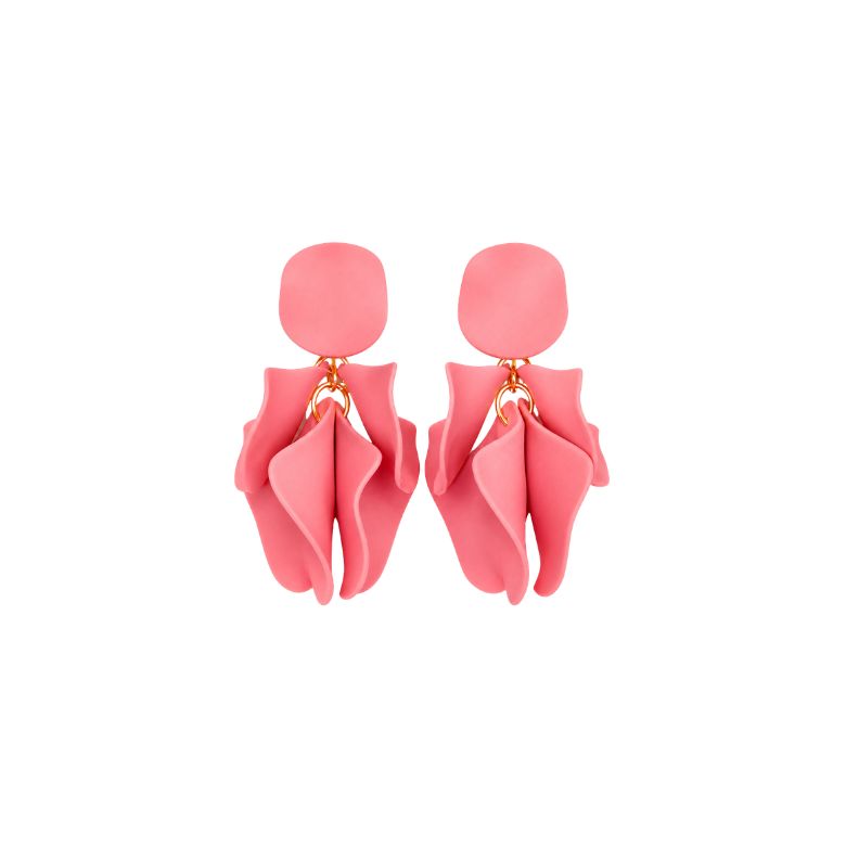 Eleganti orecchini rosa in acciaio dorato con petali pendenti effetto fiore per un look raffinato.