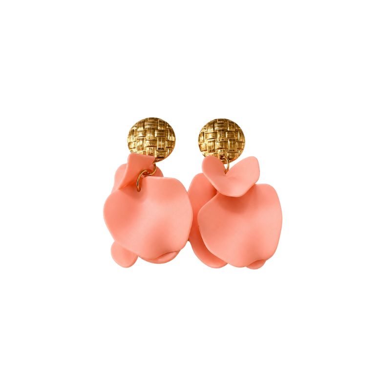 Orecchini rosa in resina con design floreale e dettaglio dorato. Bijoux eleganti.